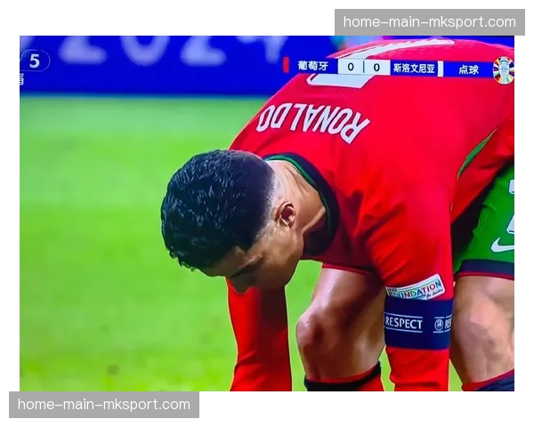 点球大战前,守门员反复观看平板电脑上对手的点球习惯与射门效率图 点球大战前,守门员反复观看平板电脑上对手的点球习惯与射门效率图