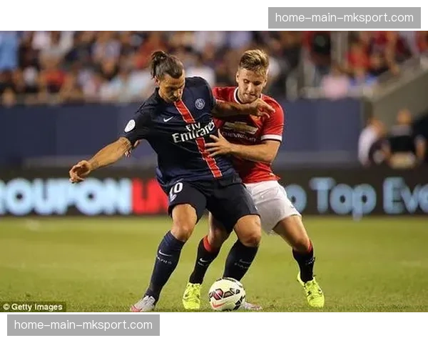 内部对抗赛:王牌队切尔西·格雷与普拉姆的后场组合展现默契 内部对抗赛:王牌队切尔西·格雷与普拉姆的后场组合展现默契