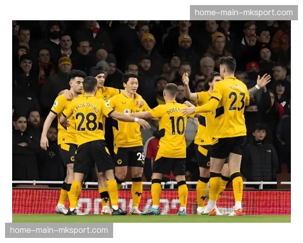 西汉姆联4-0大胜狼队，阿根廷前锋双响助球队脱离降级区